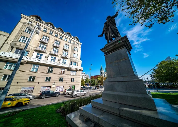 Downtown Riverfront * Budapest